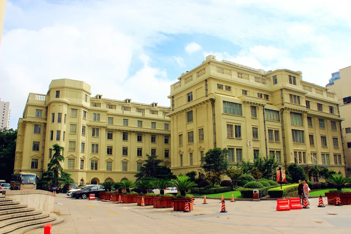 Huadong Hospital, Fudan University — صورة خارجية للمبنى الأول بالمستشفى