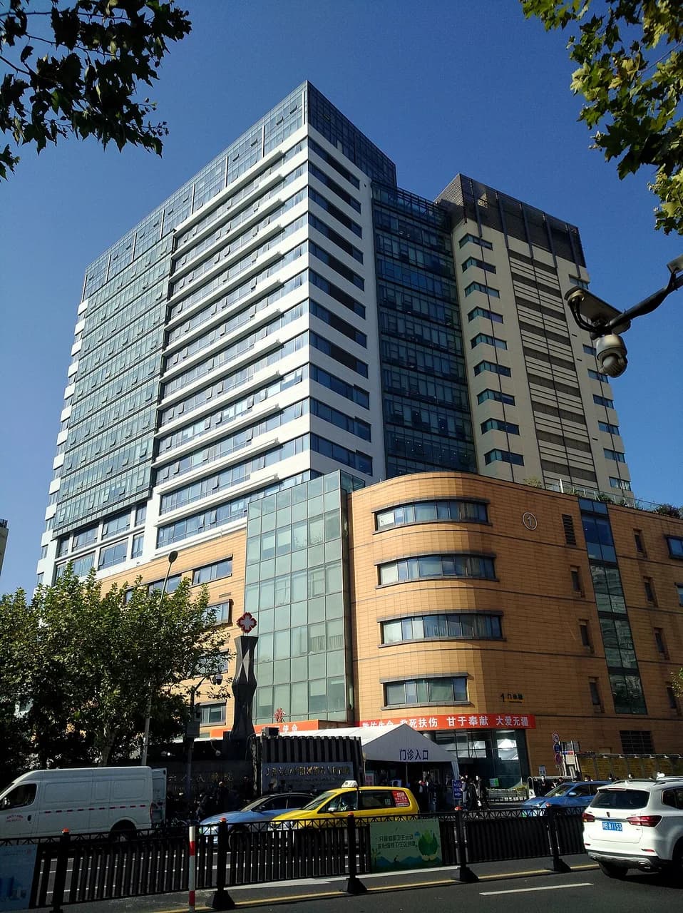 Shanghai Sixth People's Hospital, Shanghai Jiao Tong University School of Medicine — Hospital exterior · photographed in 2021
