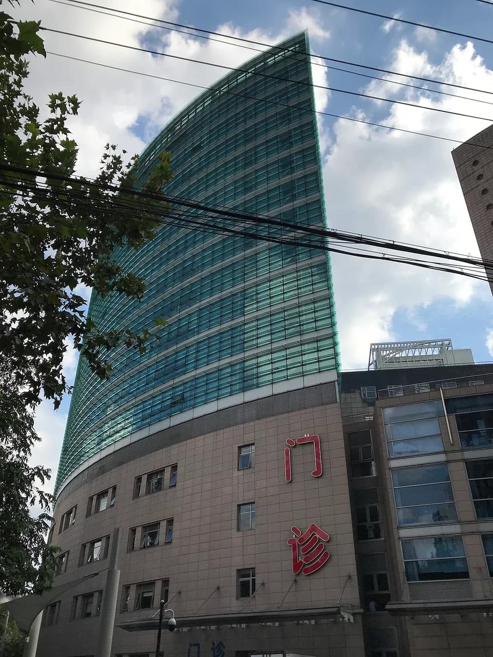 Zhongshan Hospital, Fudan University — Hospital exterior · photographed in 2018